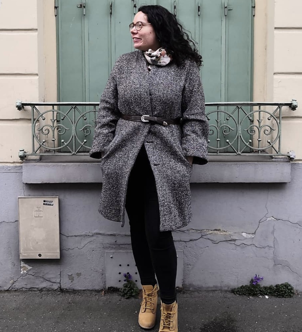 femme-debout-rue-manteau-gris