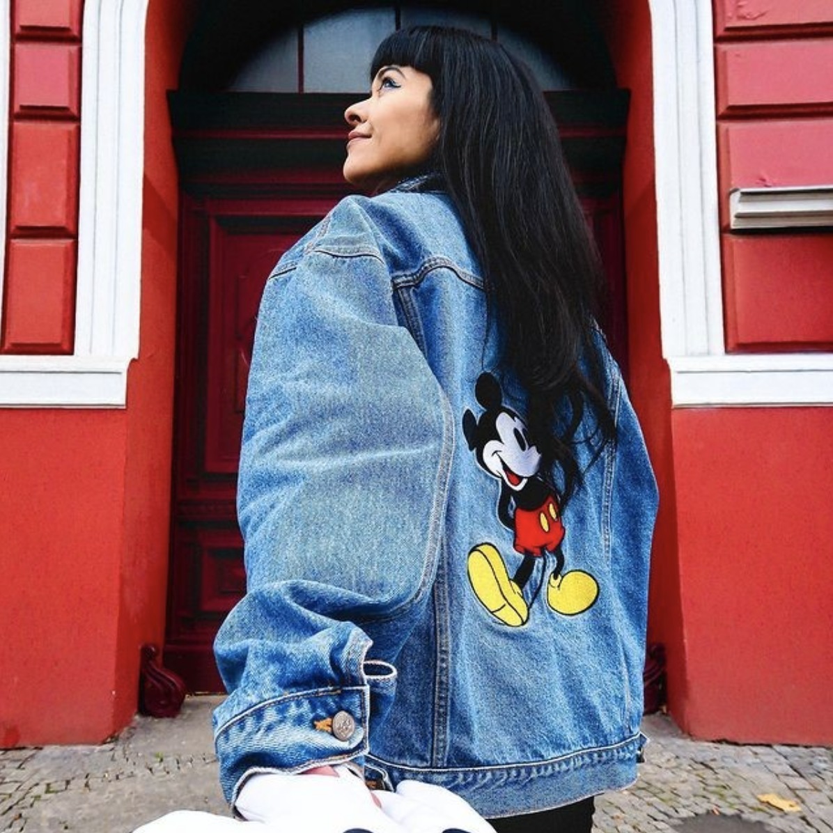 jeune-femme-veste-jean-mickey