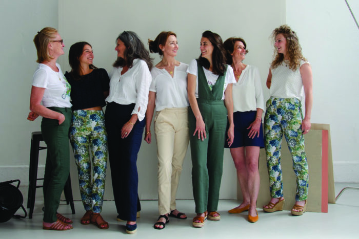 femmes-debout-pantalons