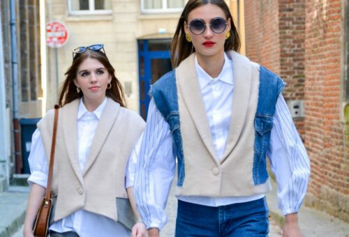 deux-femmes-debout-marches-rue