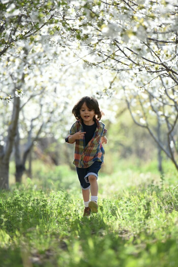 Enfant-courant-dans-pré