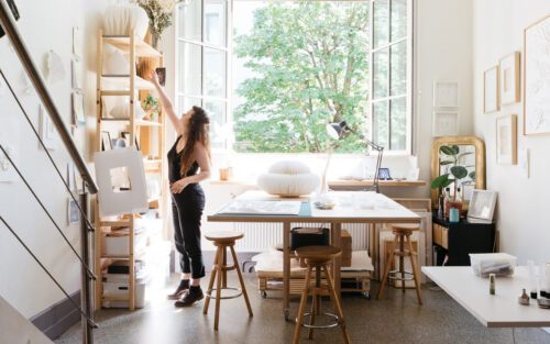 femme-debout-atelier-salle-bois-fenêtre