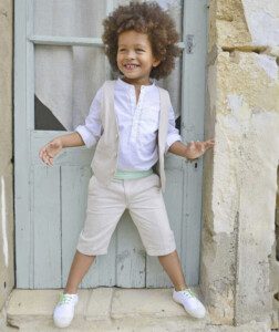 Enfant portant un ensemble beige