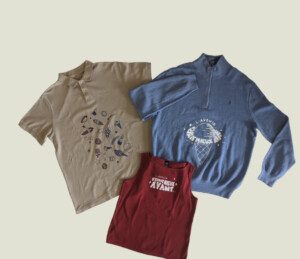 Tops marron, bleu et rouge