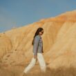 femme-marche-devant-dune-sable