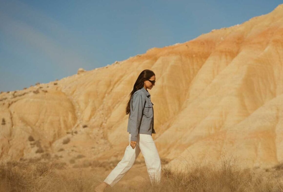 femme-marche-devant-dune-sable