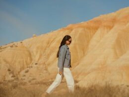 femme-marche-devant-dune-sable