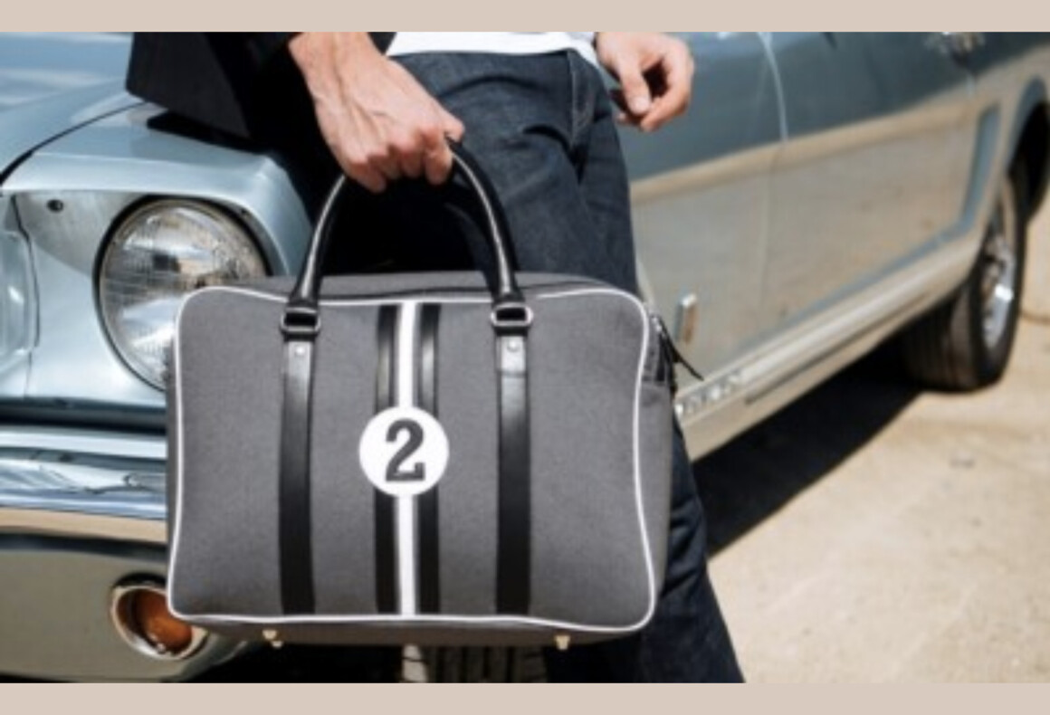 homme-porte-sac-contre-carrosserie-voiture