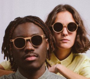 deux mannequins portant des lunettes de soleil