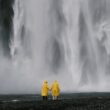 deux-personnes-cire-jaune-cascade