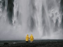 deux-personnes-cire-jaune-cascade