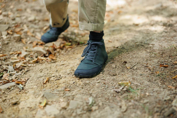 chaussures-bleues-sur-terre