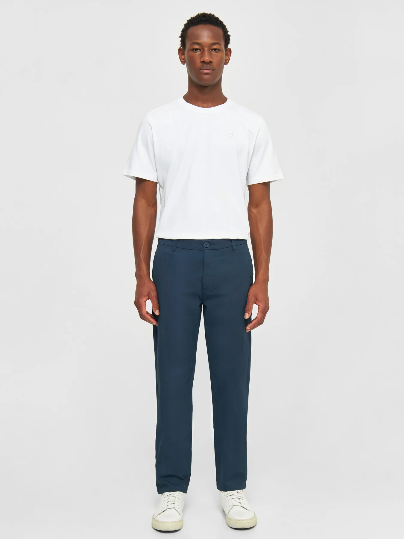 homme-pantalon-bleu-tshirt-blanc-sur-fond-clair