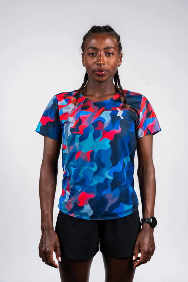 femme-en-t-shirt-de-sport-coloré