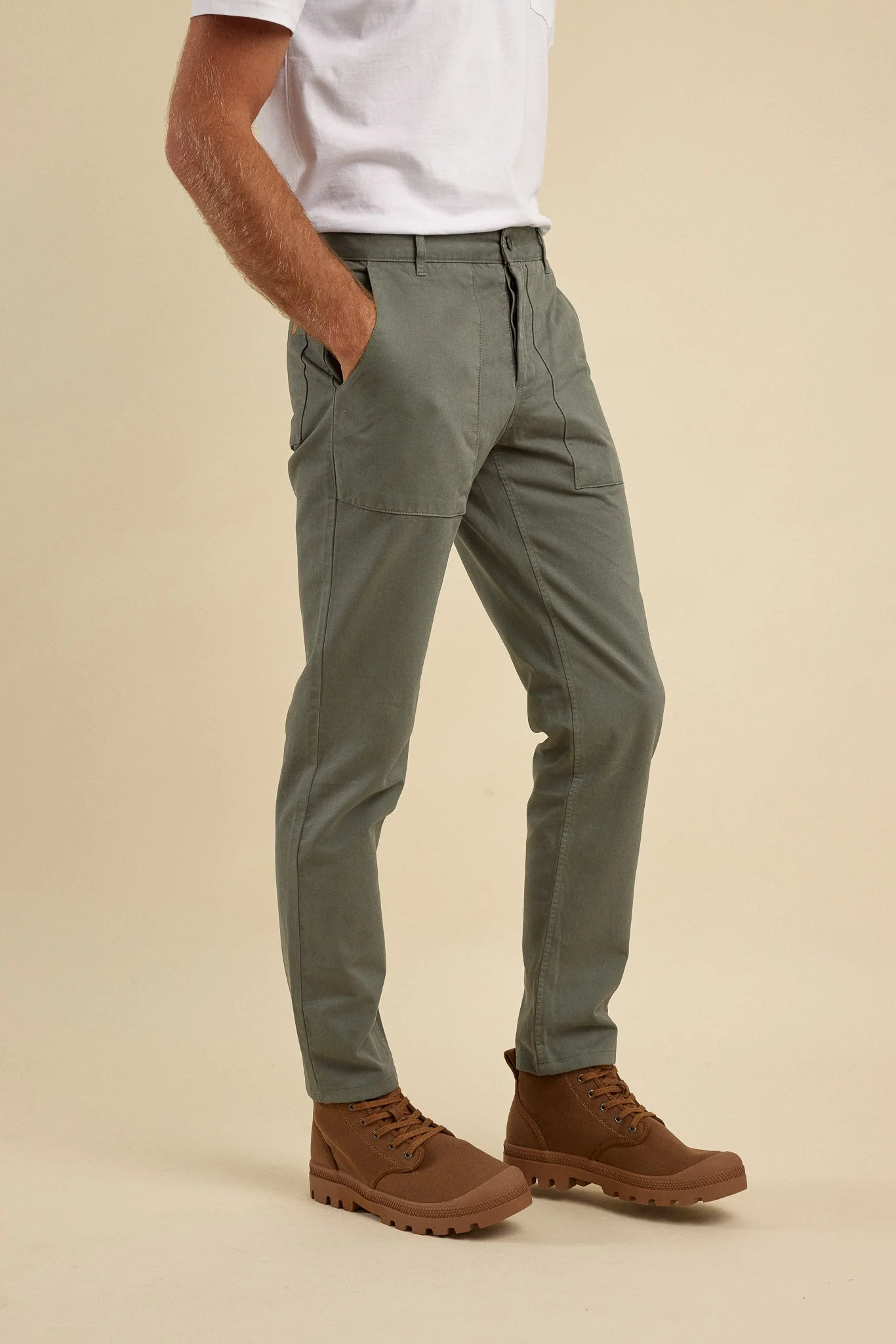 pantalon-grisatre-ou-verdatre-sur-fond-clair