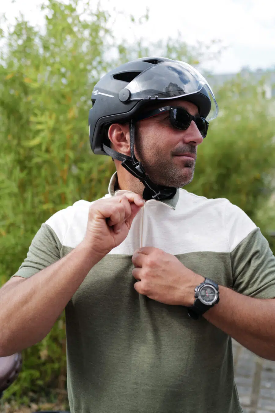 homme-avec-casque-vélo-et-polo-vert