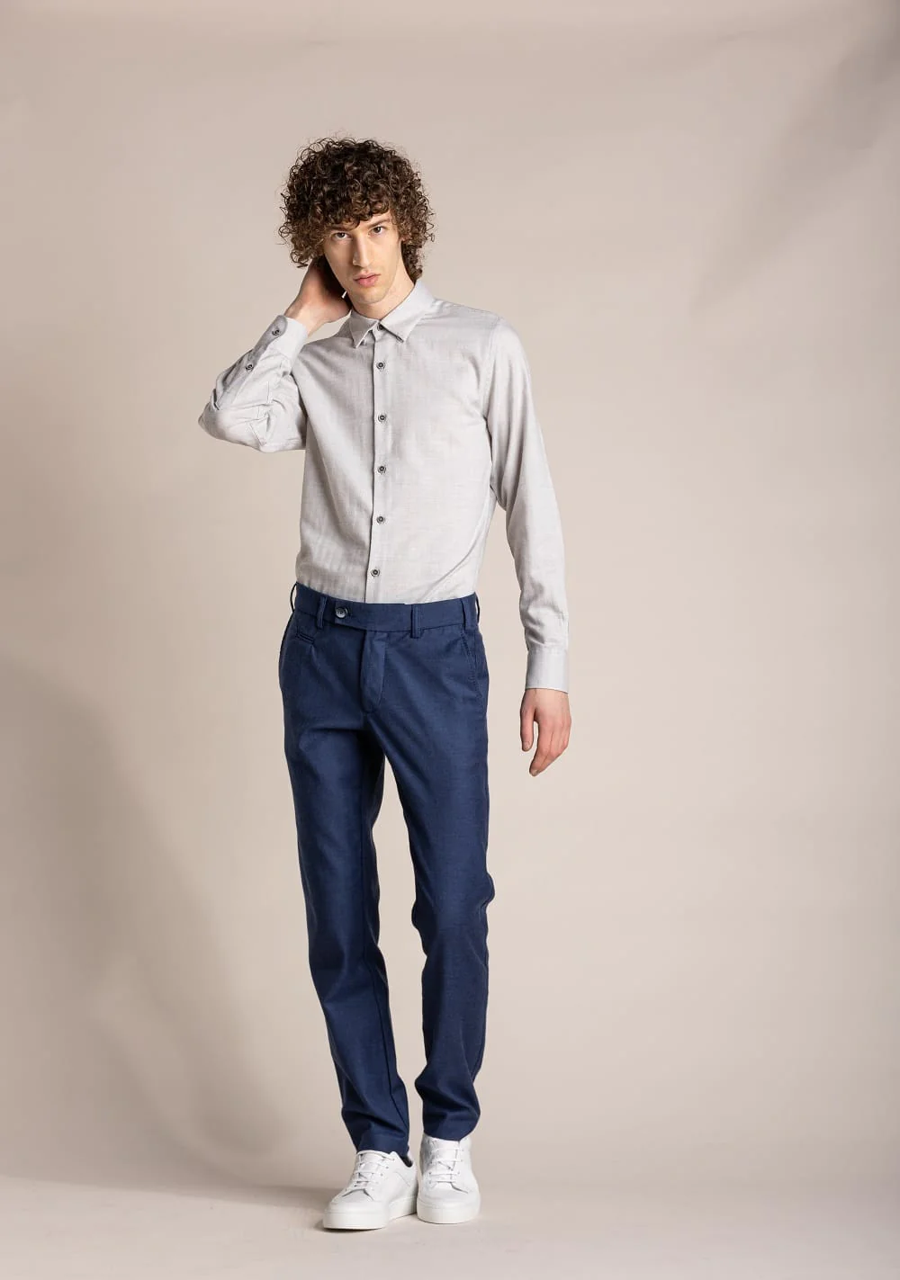 homme-pantalon-bleu-chemise-blanche-sur-fond-clair