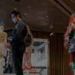 Un événement chez Redress à Hong Kong. Un visiteur observe les créations en design circulaire.