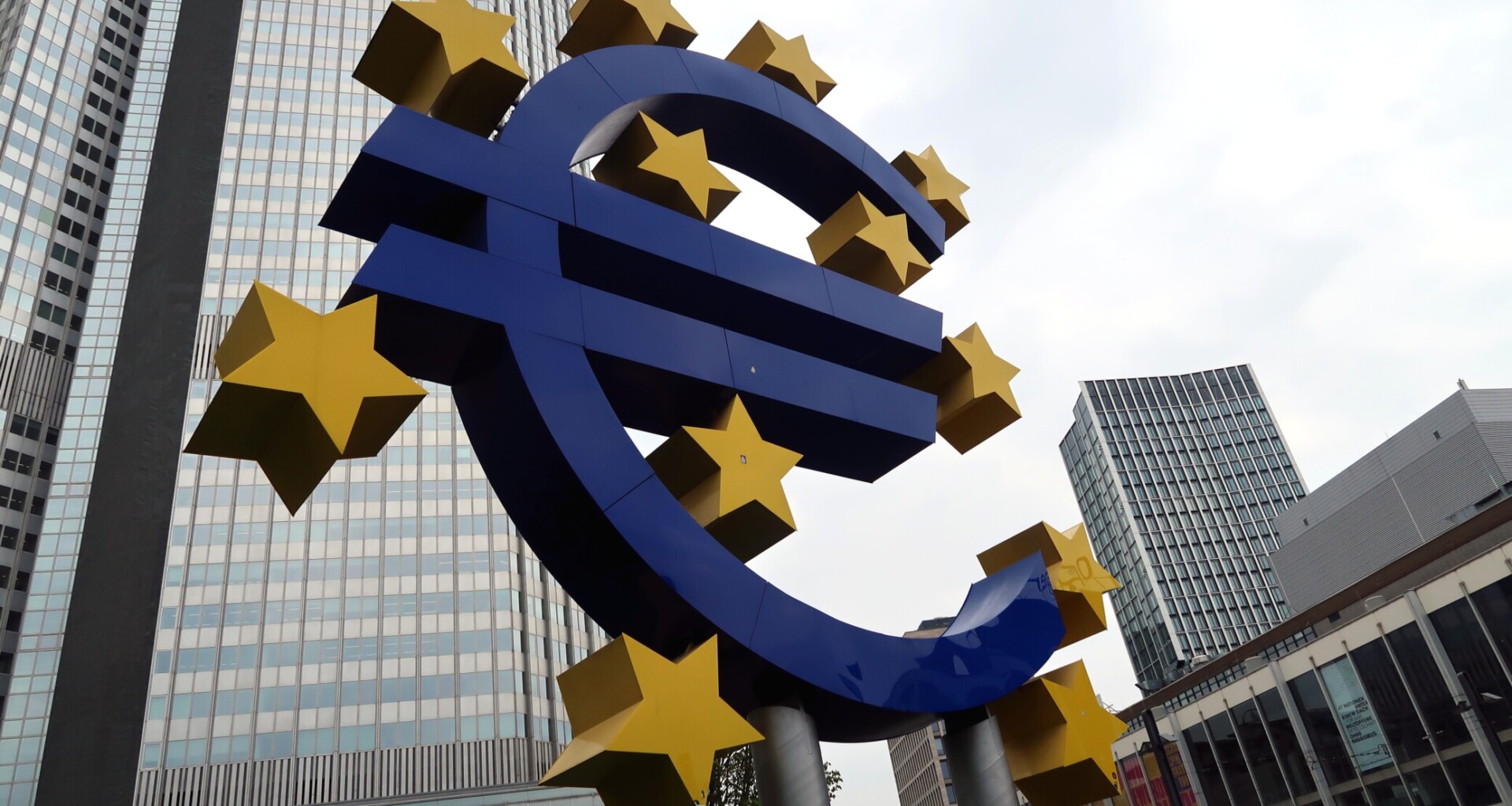 La sculpture du symbole "euro" devant la Banque Centrale Européenne