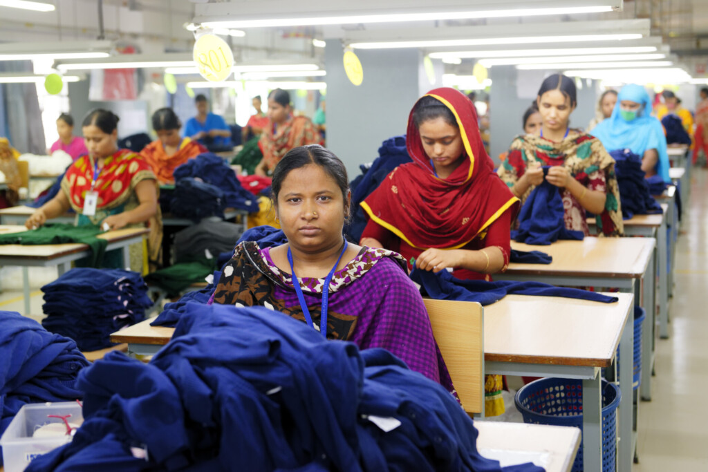 Des ouvrières dans une usine de conception de vêtements au Bangladesh. 