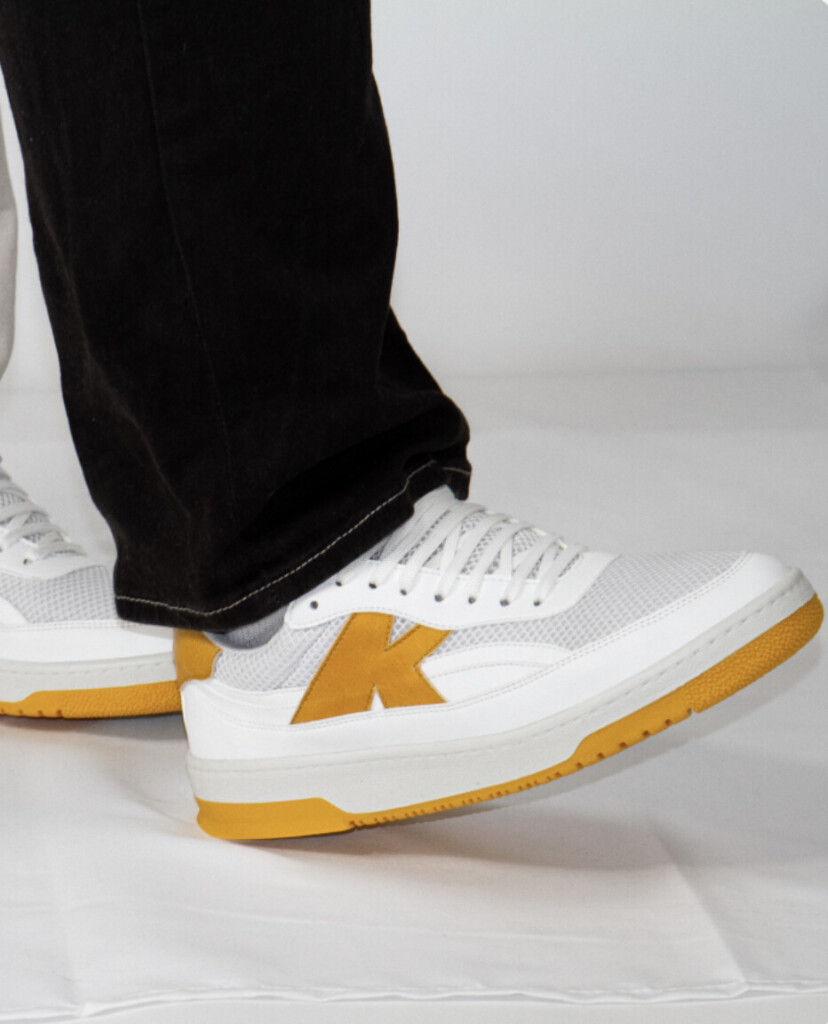 Des baskets Kiniko en jaune et blanc.