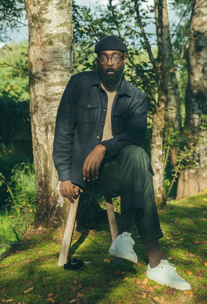 homme-assis-sur-une-chaise-devant-un-arbre