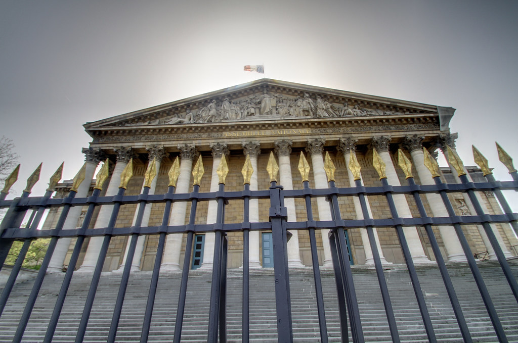 La facade de l'assemblée nationale, dans le Palais Bourbon, à Paris.