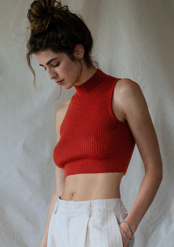 femme avec un crop top Rotholz