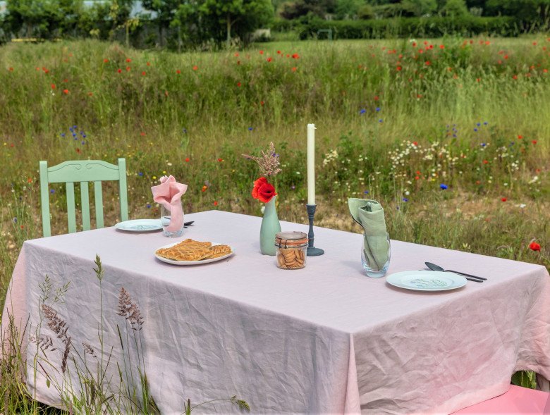 table avec nappe embrin 