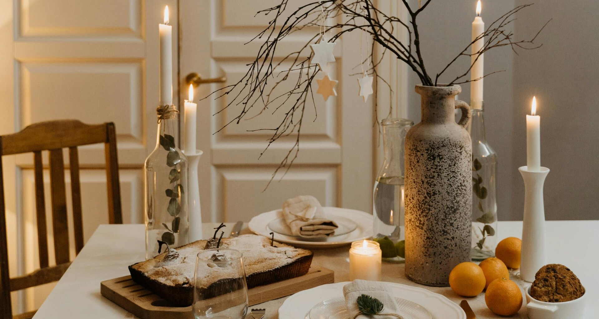 table avec nappe et bougies