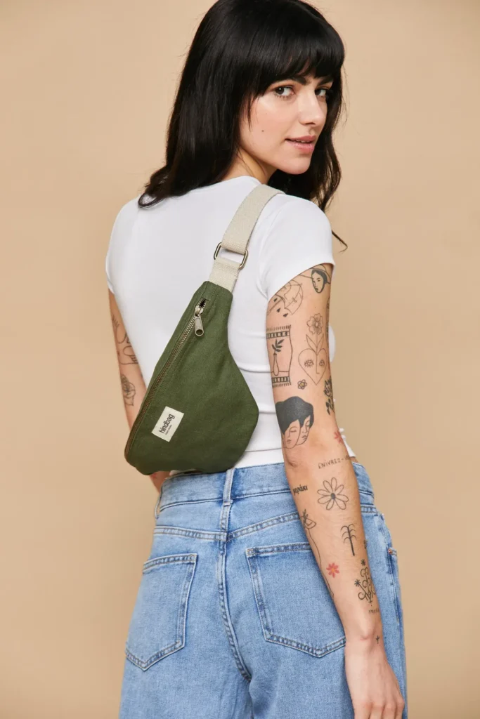 Femme avec sac banane Hindbag 