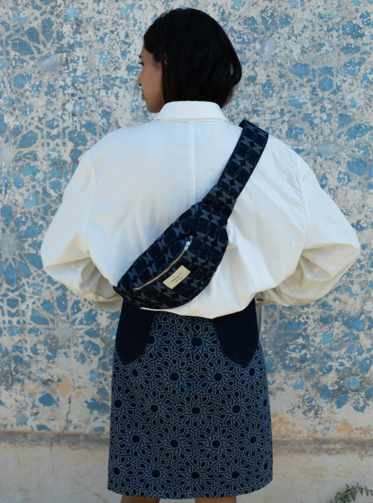 Femme de dos avec une banane Chez Nous 