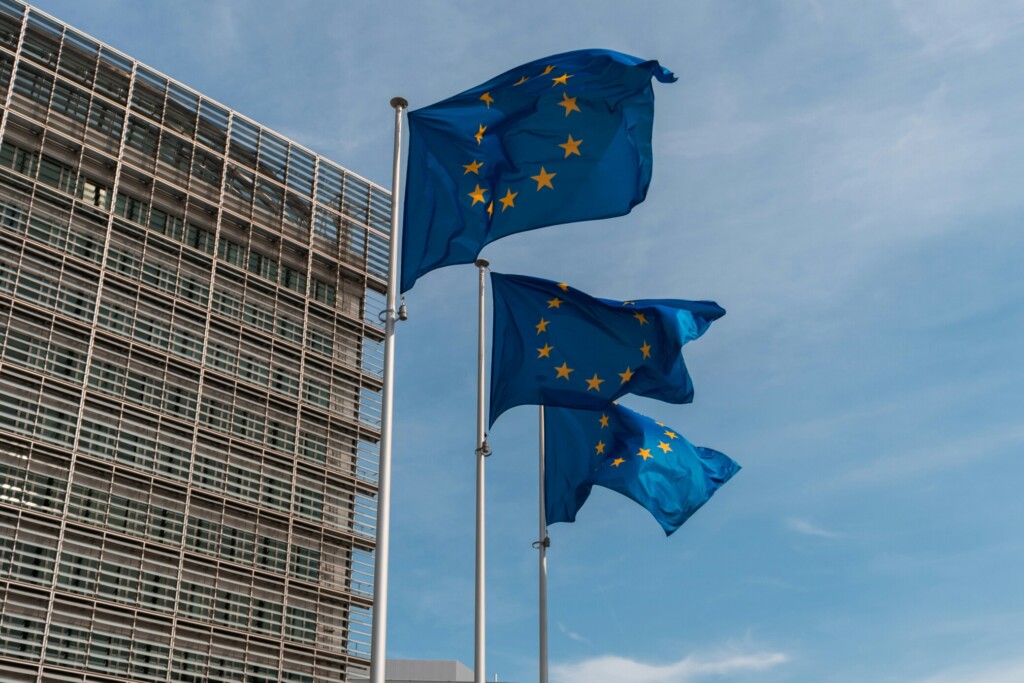 Des drapeaux européens flottent devant le Berlaymont à Bruxelles