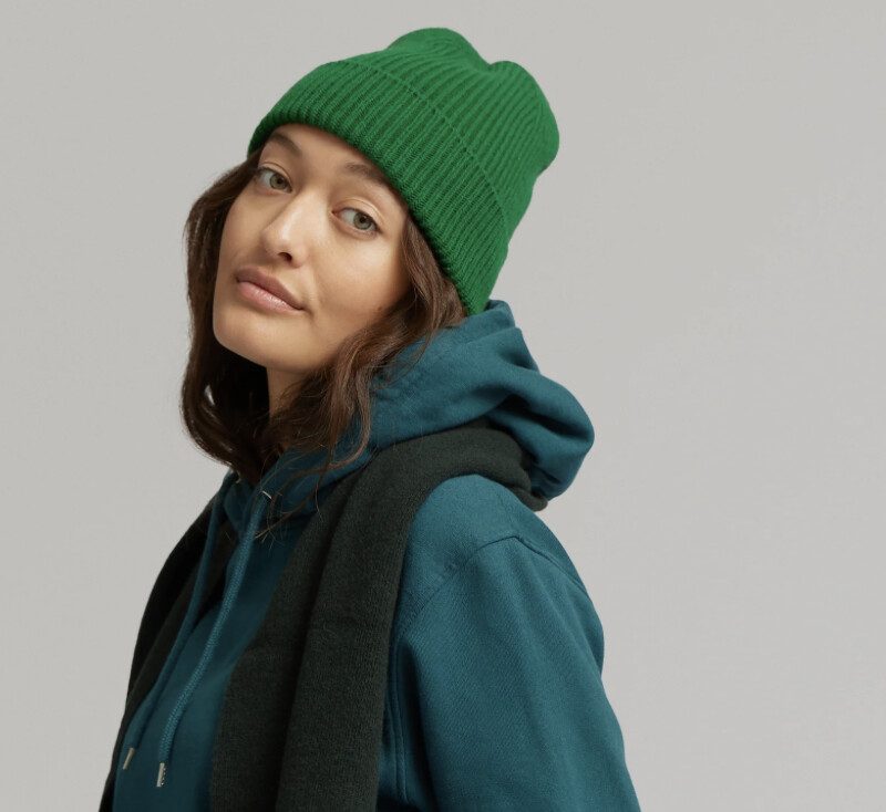 Une mannequin avec un bonnet vert