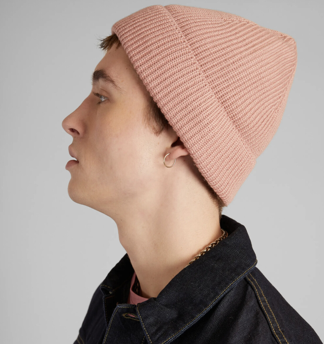 Un mannequin avec un bonnet rose