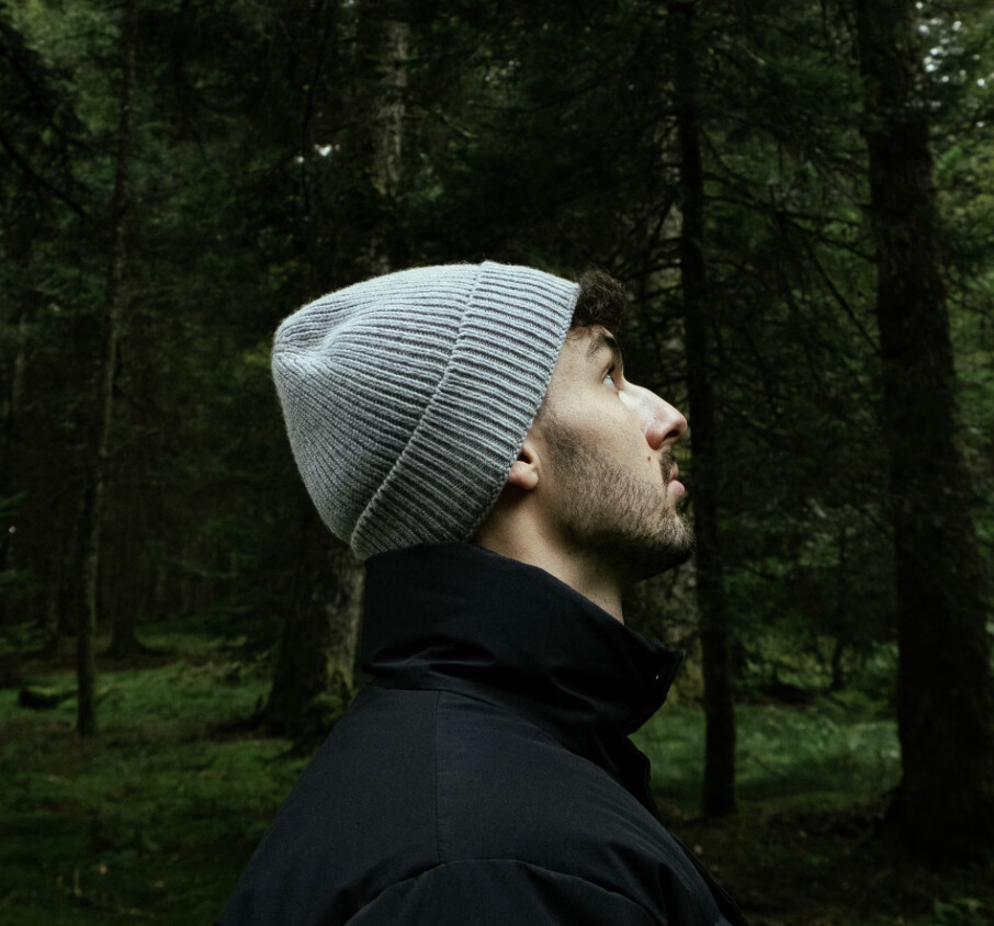 Un mannequin avec un bonnet gris.