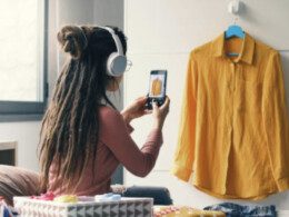 Une femme en train de prendre en photo une chemise qu'elle souhaite vendre