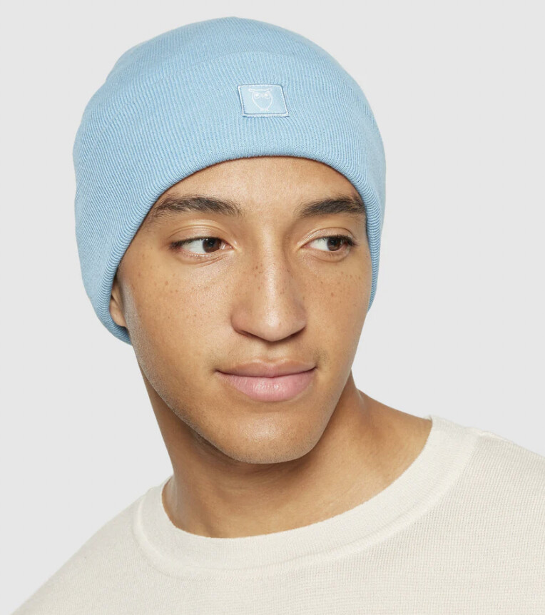 Un mannequin avec un bonnet bleu ciel