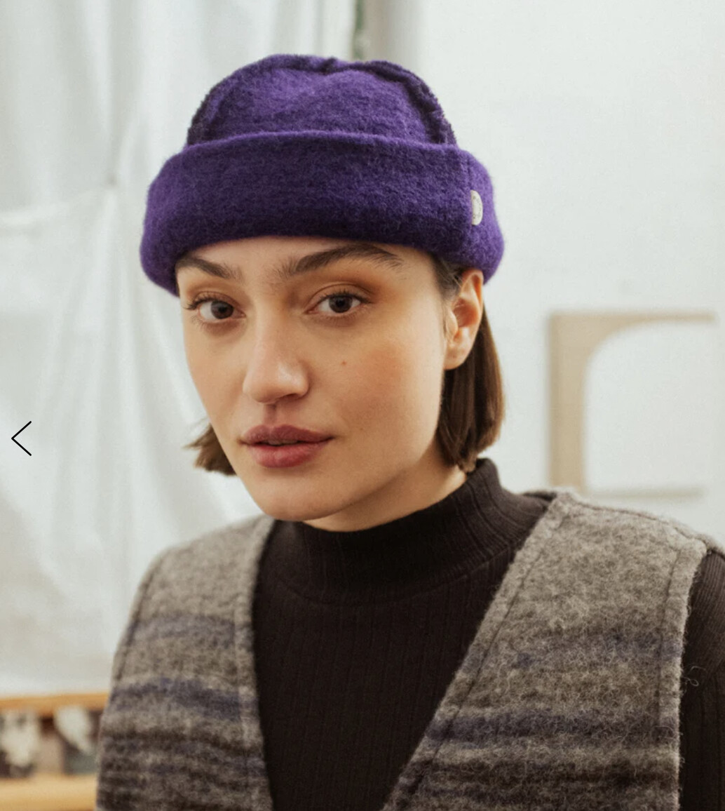 Une mannequin avec un bonnet violet