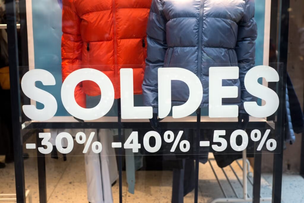 flocage "soldes" sur une vitrine de boutique de vêtements